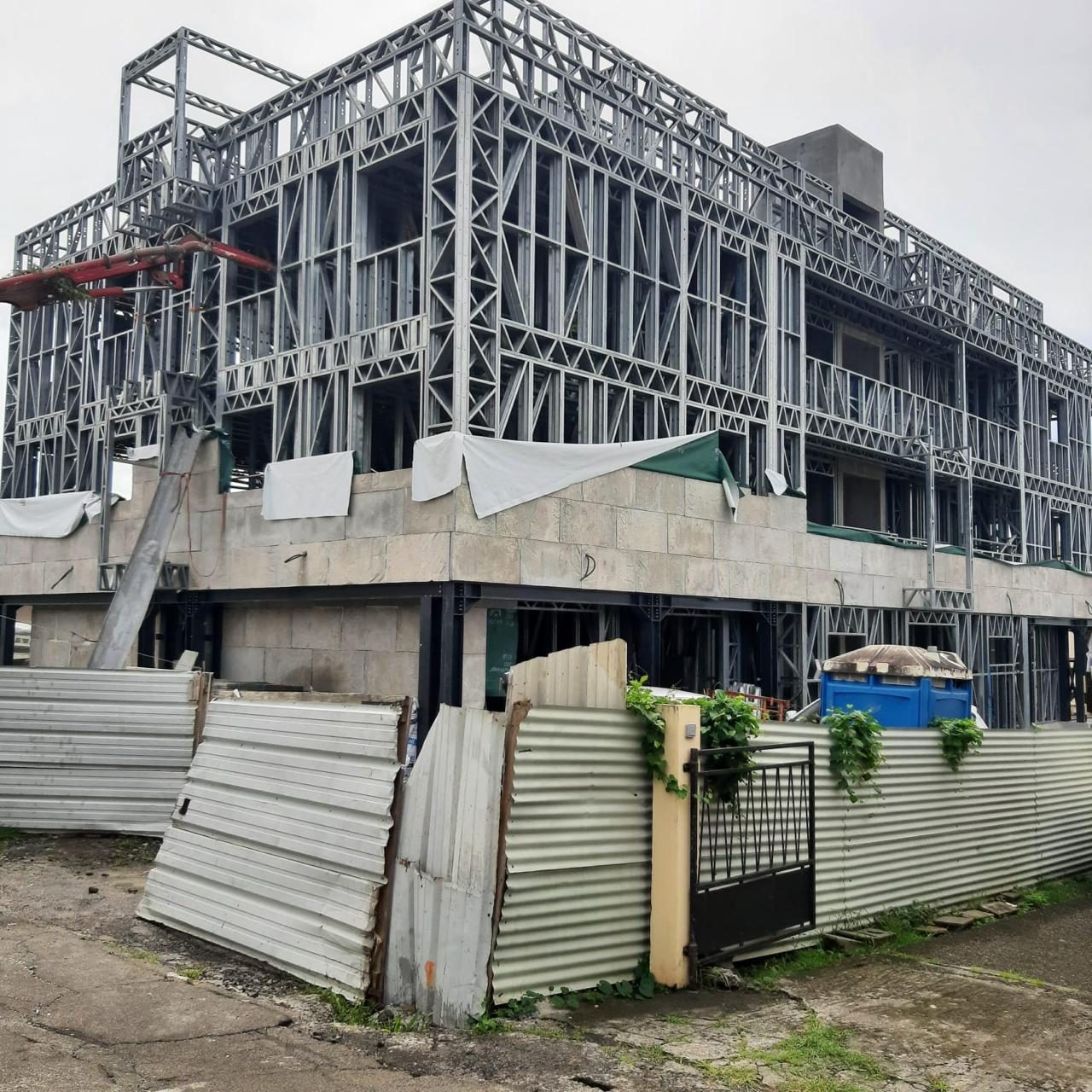 Bâtiment en ossature métallique légère en cours d'élévation