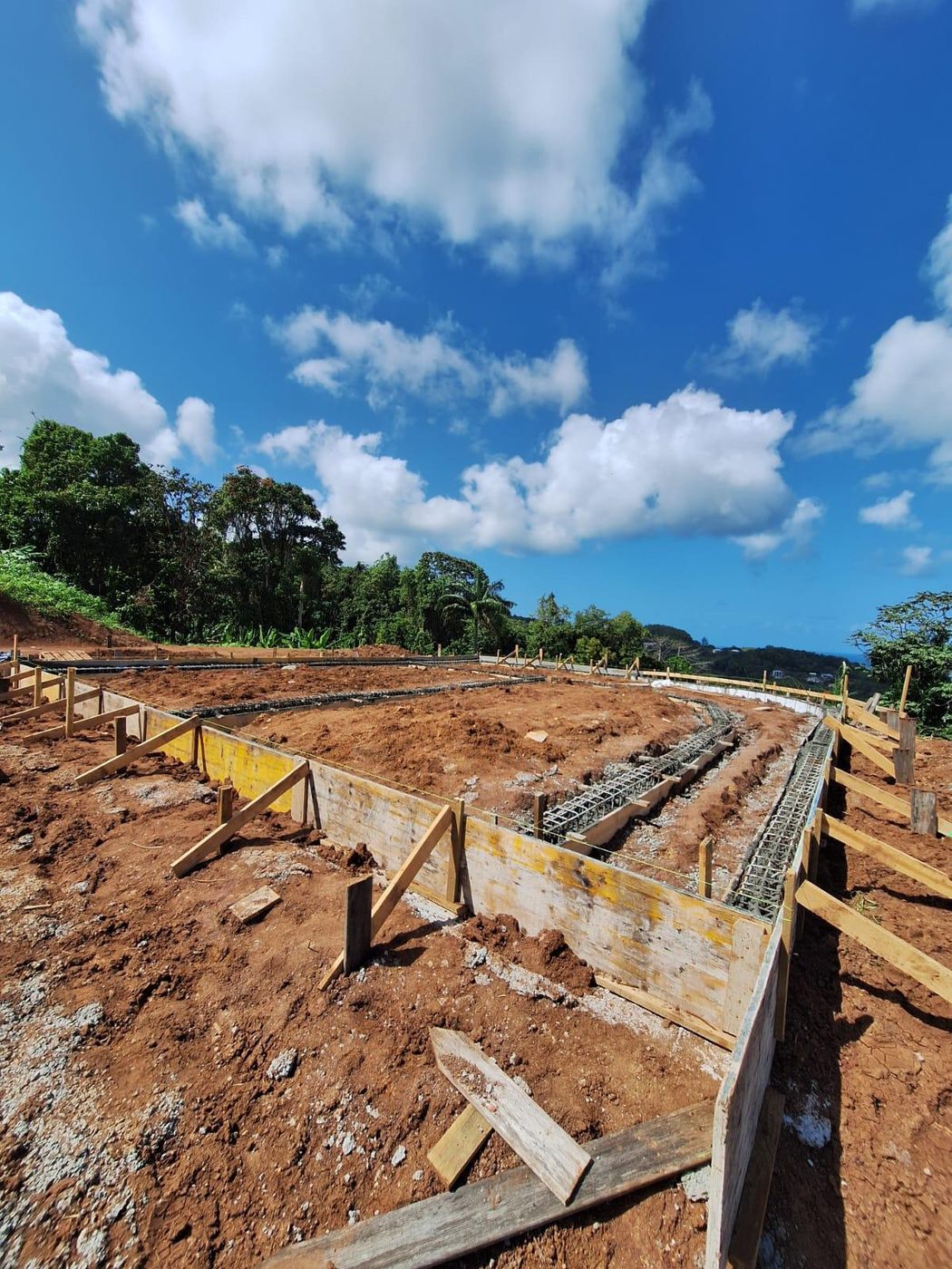 Fondations et coffrage sur un chantier en Martinique