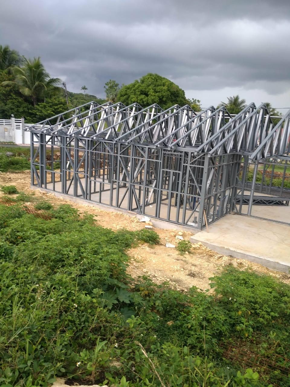 Fermes de toiture en acier léger sur un chantier tropical